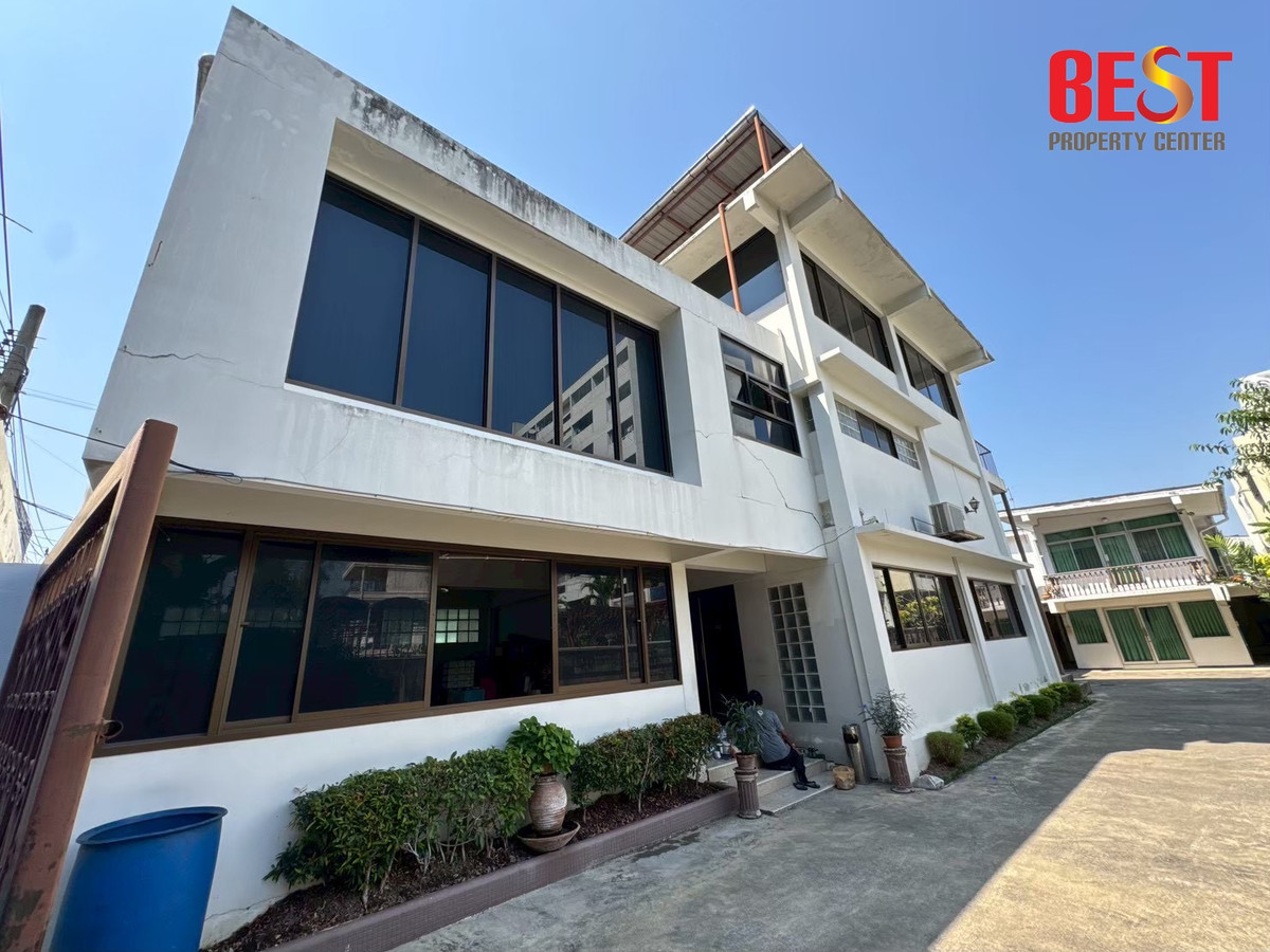 ขาย Home Office ซอย เอกมัย 12 เชื่อมต่อไปยัง ซอยปรีดี 37 หรือ สุขุมวิท 71 ได้สะดวก หรือ ทองหล่อ เพียง 5 นาทีเท่านั้น