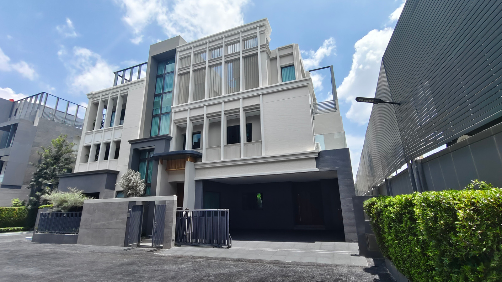 ✨ เปิดชมแล้ววันนี้ — บ้านตกแต่งแปลงใหม่ล่าสุด พร้อมอยู่ระดับ Ultra Luxury 95E1 • Ninety Five East One